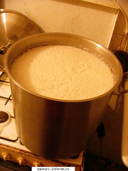 alcool din orez deci fierb litri apă, orezul (8kg) şi fierbe amestecnd constant timp