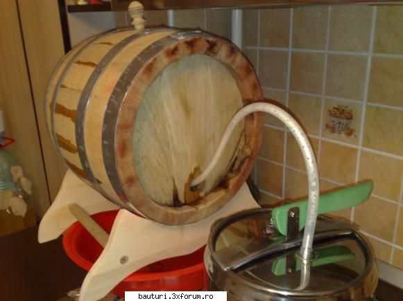 Canea de inox la butoi de lemn - Inainte de asta am aburit bine butoiul cu oala - Butoaie si recipiente