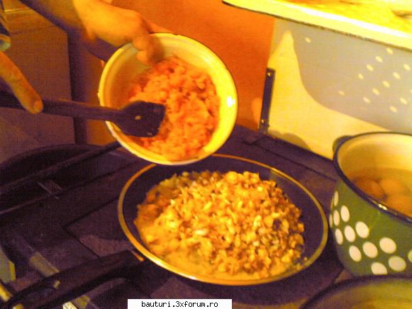 Ciuperci umplute la gratar - tot aici adaugam doi piepti de pui tocati prin - Bucatarie
