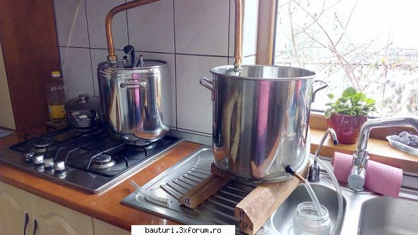 Instalatia de distilare - Asta e instalatia mea,are 17l . Am distilat vin - Handmade