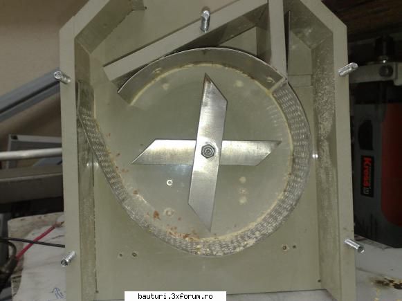 cutitele sunt din platbanda de inox. am mai bagat in lucru inca doua cutite. cele patru de acum nu